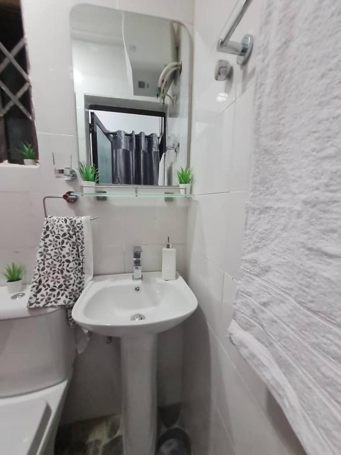 Nesta Barron -Home Away From Home North Legon Exterior foto