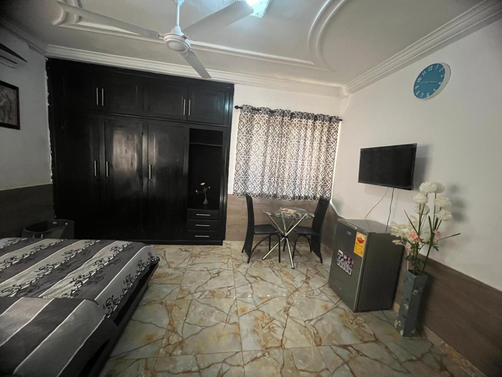 Nesta Barron -Home Away From Home North Legon Exterior foto